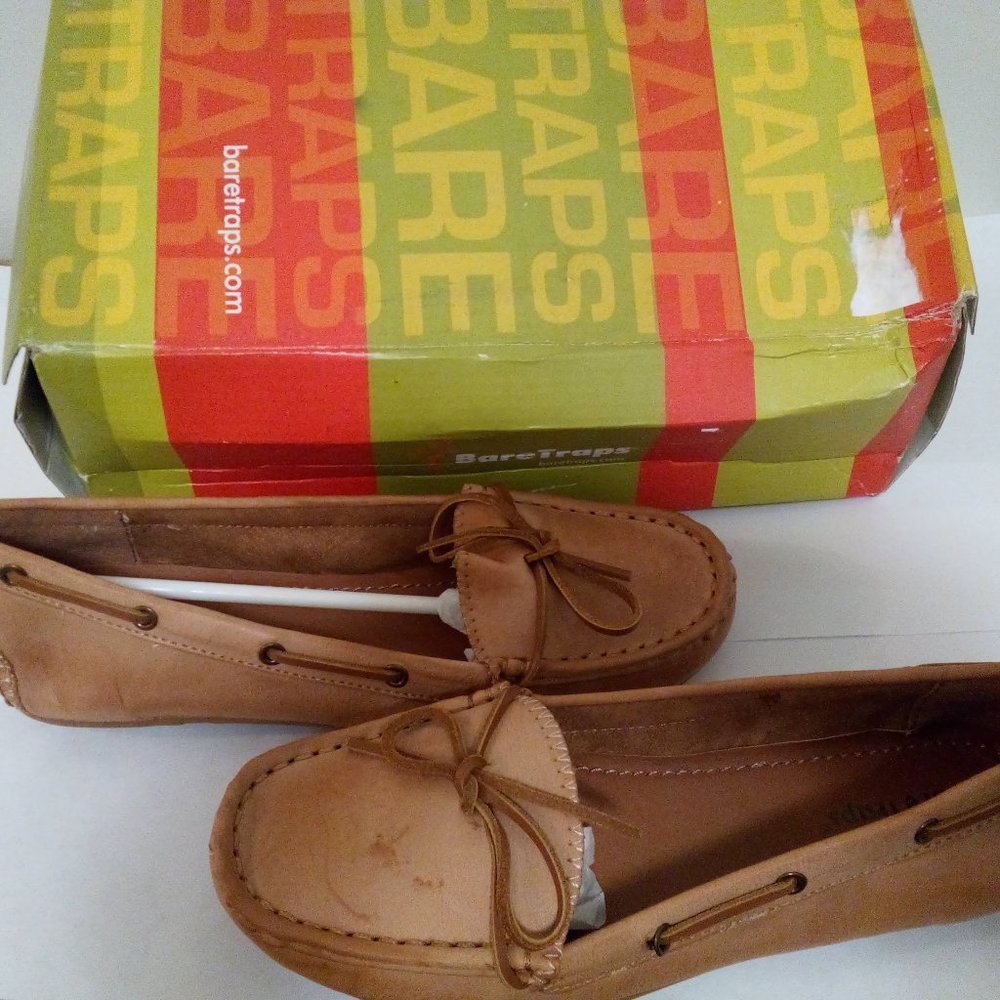 New! NWOT BareTraps Moccasin Tan Flat Loafer Shoes 6 M Leather Upper